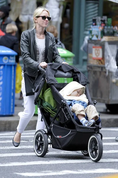 Naomi Watts Samuel Schreiber Caminan Soho Hacia Fuera Alrededor Para — Foto de Stock