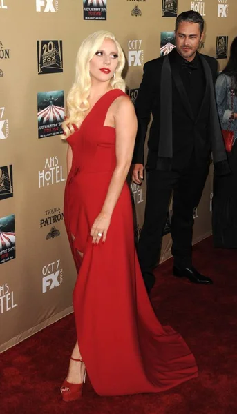 Lady Gaga Taylor Kinney Arrival American Horror Story Hotelpremiere Königliche — Stockfoto