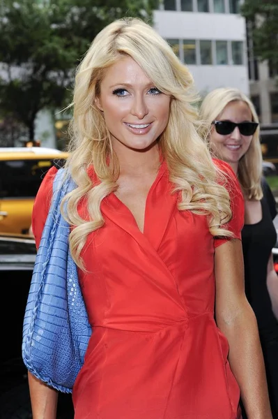 Paris Hilton Enters Waldorf Astoria Hotel Out Celebrity Candids Thursday — стоковое фото