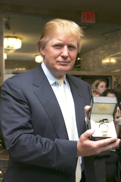 Donald Trump Pada Konferensi Pers Untuk Donald Trump Signature Watch — Stok Foto