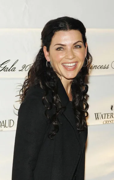 Julianna Margulies Przy Przyjazdów Princess Grace Foundation Prince Rainier Iii Obraz Stockowy