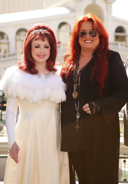 Naomi Judd Wynonna Judd Chegadas Para Judds Kick Girls Night Fotos De Bancos De Imagens Sem Royalties