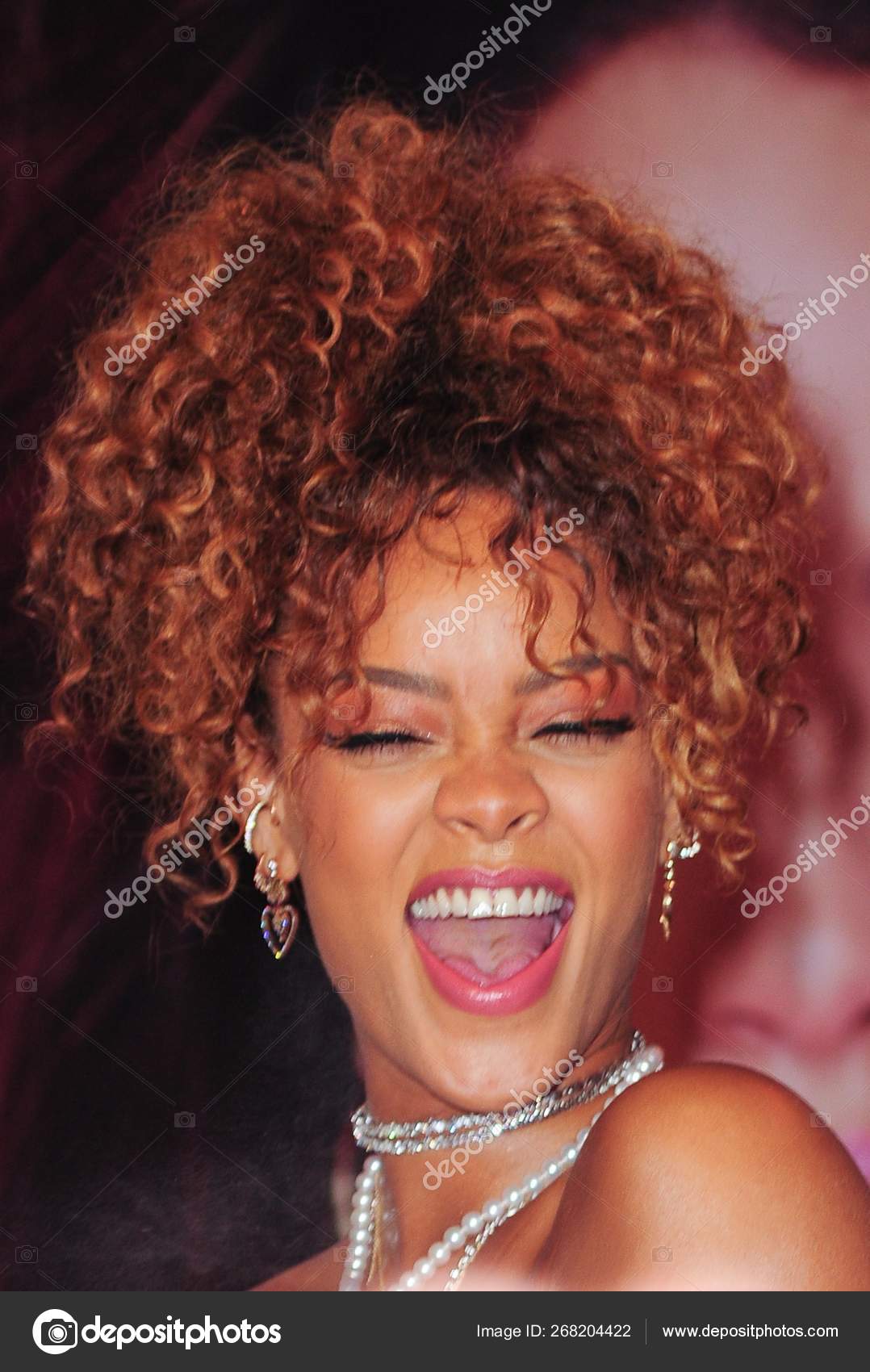 Rihanna Store Appearance Rihanna Launches New Fragrance Riri Macy