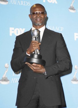 38th yıllık NAACP Image Awards için basın odasında Djimon Hounsou, Shrine Auditorium, Los Angeles, CA, Mart 02, 2007. Fotoğraf: Michael Germana/Everett Collection