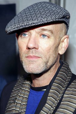 Michael Stipe, New York Gıda Bankası ve Lunchbox Fonu Müzayede yararı, Wooster Projeler Galerisi, New York, NY, 13 Ekim 2005 için gelenler. Fotoğraf: Gregorio Binuya/Everett Collection