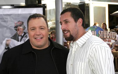 Kevin James, Adam Sandler ben şimdi size Chuck ve Larry Premiere, Gibson Amphitheatre ve CityWalk sinemalar, Los Angeles, CA, 12 Temmuz 2007 telaffuz için gelenler. Fotoğraf: adam Orchon/Everett Collection
