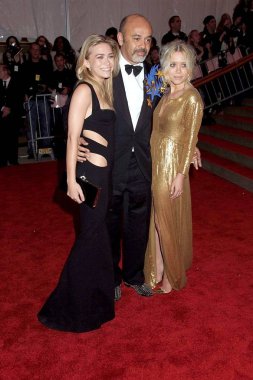 Ashley Olsen, Christian Louboutin, Mary Kate Olsen süper kahramanlar için gelenler: moda ve fantezi Gala, Metropolitan Müzesi Sanat Kostüm Enstitüsü, New York, NY, Mayıs 05, 2008. Fotoğraf: Rob Rich/Everett Collection