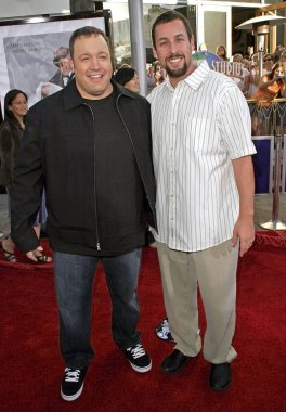 Kevin James, Adam Sandler ben şimdi size Chuck ve Larry Premiere, Gibson Amphitheatre ve CityWalk sinemalar, Los Angeles, CA, 12 Temmuz 2007 telaffuz için gelenler. Fotoğraf: adam Orchon/Everett Collection
