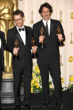Ethan Coen, Joel Coen (kazananlar, Yönetmenlikte En İyi Achiement, Yılın En İyi Film, En İyi Senaryo, No Country For Old Men), Basın Odası için basın odasında - 80 Yıllık Akademi Ödülleri Oscar Töreni, Kodak Tiyatrosu, Los Angeles, Ca