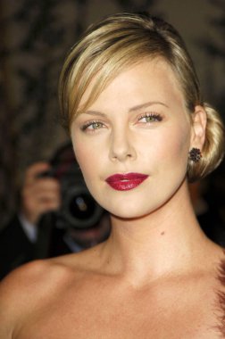 Charlize Theron Aeon Flux Premiere için gelenler, Arclight Hollywood Cinerama Dome, Los Angeles, Ca, Aralık 01, 2005. Fotoğraf: Michael Germana / Everett Koleksiyonu