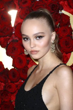 Lily-Rose Depp (Chanel giyiyor) Kadın Giyim Günlük 2 Yıllık Wwd Honors için gelenler, Pierre Hotel, New York, Ny Ekim 24, 2017. Fotoğraf: John Nacion / Everett Koleksiyonu 