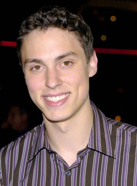 John Francis Daley Bekleyen Premiere için gelenler, Westwood Mann Bruin Tiyatrosu, New York, Ny, Eylül 29, 2005. Fotoğraf: David Longendyke / Everett Koleksiyonu
