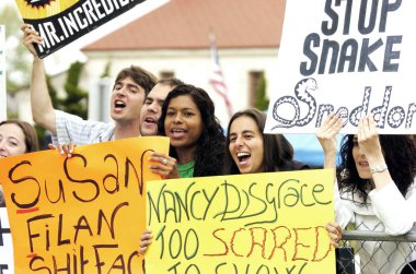 Çocuk tacizi için Michael Jackson deneme için mahkeme de Fanlar, Santa Barbara County Courthouse, Santa Maria, Ca, Mayıs 31, 2005. Fotoğraf: Michael Germana / Everett Koleksiyonu