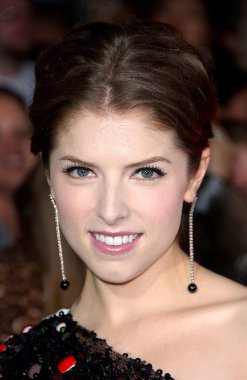 Anna Kendrick (Neil Lane küpe giyiyor) Twilight Saga için gelenler: New Moon Premiere, Mann Village ve Bruin Tiyatroları, Los Angeles, Ca Kasım 16, 2009. Fotoğraf: Tony Gonzalez / Everett Koleksiyonu