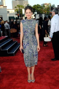 Marion Cotillard (bir Elie Saab elbise ve debriyaj ve Jimmy Choo ayakkabı) Premiere kamu düşmanları için gelenler-2009 Los Angeles Film Festivali, Mann 's Village Theatre Westwood, Los Angeles, CA Haziran 23, 2009. Fotoğraf: Michael Germana/ev