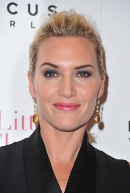 Kate Winslet küçük Chaos Premiere, müze modern sanat (MoMA) ve Monkey Bar, New York, NY Haziran 17, 2015 için gelenler. Fotoğraf: Gregorio T. Binuya/Everett Collection