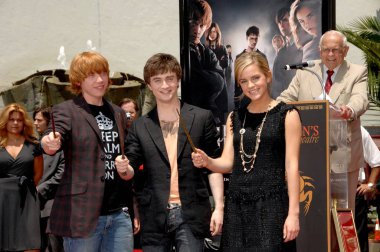 Rupert Grint, Daniel Radcliffe, Emma Watson Harry Potter ayak-baskı ve Wand-baskı töreni için indüksiyon töreni, Grauman ' 's Çin Tiyatrosu, Los Angeles, CA, Temmuz 09, 2007. Fotoğraf: Dee Cercone/Everett Collection