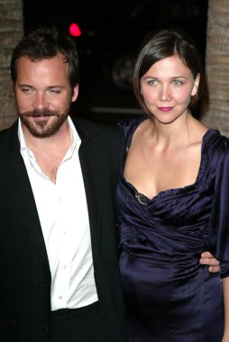 Peter Sarsgaard ve Maggie Gyllenhaal Jarhead prömiyeri için gelen, Arclight Hollywood Sineması, Los Angeles, CA, Ekim 27, 2005. Fotoğraf: Jeremy Montemagni/Everett Collection