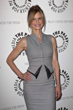 Kyra Sedgwick (Antonio Berardi elbise giyiyor) Paley Center'da Closer ile Bir Akşam için bir kamu görünümde, Paley Center for Media, Los Angeles, Ca Ağustos 10, 2011. Fotoğraf: Emiley Schweich /Everett Collection