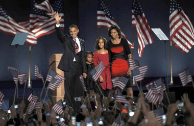 ABD Başkanı seçim senatör Barack Obama, kızı Sasha Obama, kızı Malia Obama, eşi Michelle Obama (bir Narciso Rodriguez elbise giyen) Barack Obama ABD cumhurbaşkanlığı seçimi zafer konuşma ve kutlama, Grant PA için bir kamu görünümü