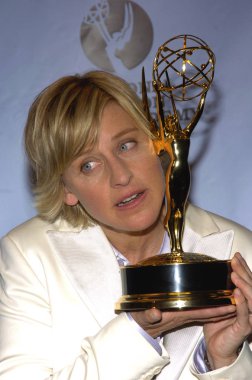 En İyi Talk Show Host kazanan Ellen Degeneres Radio City Music Hall Mayıs 21, 2004 New York'ta 31 Yıllık Gündüz Emmy Ödülleri yayını için basın odasında poz veriyor. (Fotoğraf: Lawrence Lucier/Everett Collection)