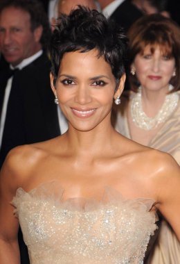 83 Akademi Ödülleri Oscar için gelenler Halle Berry - Gelenler Bölüm 1, Kodak Tiyatrosu, Los Angeles, Ca Şubat 27, 2011. Fotoğraf: Dee Cercone /Everett Collection