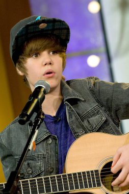 Justin Bieber Justin Bieber, Gma Times Square Studio, New York, Ny 15 Kasım 2009 ile Good Morning America Gma Konseri için sahnede 