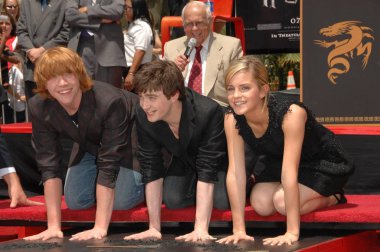 Rupert Grint, Daniel Radcliffe, Emma Watson Harry Potter ayak-baskı ve Wand-baskı töreni için indüksiyon töreni, Grauman ' 's Çin Tiyatrosu, Los Angeles, CA, Temmuz 09, 2007. Fotoğraf: Dee Cercone/Everett Collection