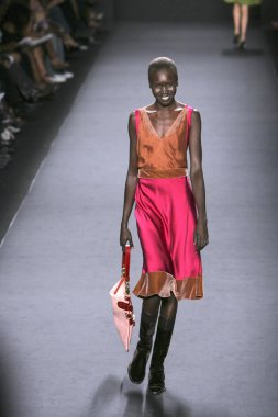Yardım Için moda içinde Alek Wek, Bryant Park, New York, NY, 16 Eylül 2005. Fotoğraf: Gregorio Binuya/Everett Collection