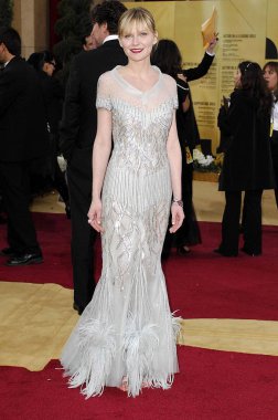 Kirsten Dunst (Chanel Haute Couture giyiyor) Oscar 79 Yıllık Akademi Ödülleri için gelenler - Varış
