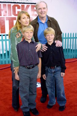 Jane Seymour, James Keach, Chicken Little Premiere için gelenler de Oğulları, El Capitan Tiyatrosu, Los Angeles, Ca, Ekim 30, 2005. Fotoğraf: David Longendyke / Everett Koleksiyonu