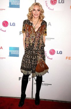 Madonna (Gucci elbise giyiyor) Tribeca Film Festivali prömiyeri için gelenler De I Because We Are, Tribeca Sahne Sanatları Merkezi (Bmcc Tpac), New York, Ny, Nisan 24, 2008. Fotoğraf: Kristin Callahan / Everett Koleksiyonu