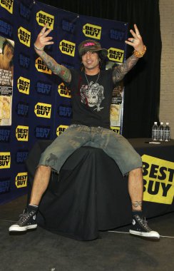 Tommy Lee içinde Tommyland için: Ride Cd İmza, Noho Best Buy Store, Manhattan, New York, Ny, Ağustos 12, 2005. Fotoğraf: Gregorio Binuya /Everett Collection
