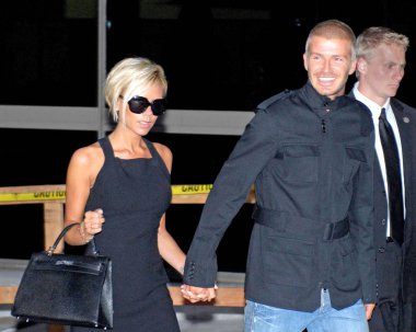 Victoria Beckham (Hermes Kelly çanta taşıyan), David Beckham dışarı ve LAX Havaalanı geliş için, LAX Havaalanı, Los Angeles, CA, Temmuz 12, 2007. Fotoğraf: John Hayes/Everett Collection