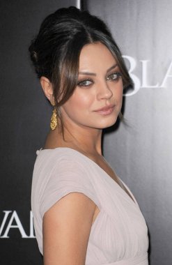 Mila Kunis siyah Swan prömiyeri için gelenler, Ziegfeld Tiyatrosu, New York, NY Kasım 30, 2010. Fotoğraf: Kristin Callahan/Everett Collection