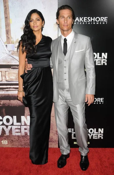 Camila Alves Matthew Mcconaughey Arrivals Lincoln Lawyer Premiere Arclight Hollywood — Stock Photo, Image