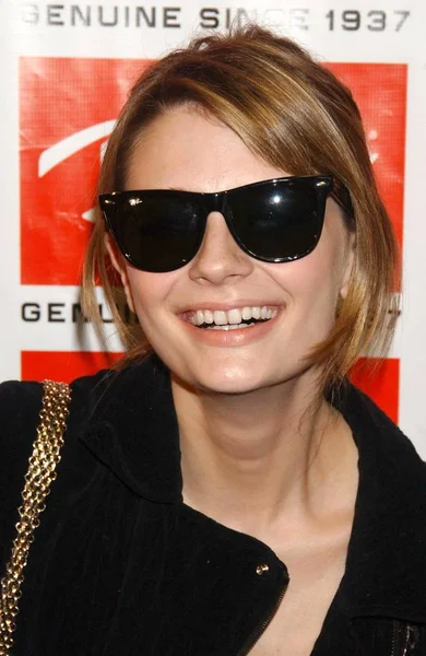 Mischa Barton Arrivals Ray Ban Wayfarer Sunglasses Photography Exhibition Opening — Stock Photo, Image