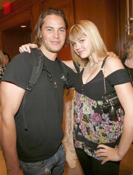 Taylor Kitsch Aimee Teegarden Wewnątrz Dzień Lucky Club Gift Lounge — Zdjęcie stockowe