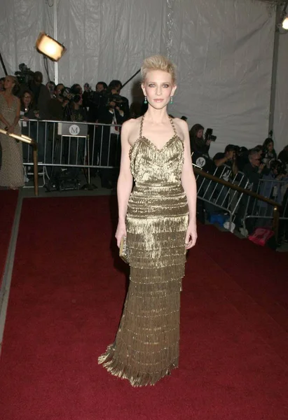 Cate Blanchett Indossa Nicolas Ghesquiere Balenciaga Agli Arrivi Metropolitan Museum — Foto Stock