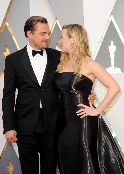 Leonardo Dicaprio Kate Winslet Aux Arrivées Pour Les 88E Oscars — Photo