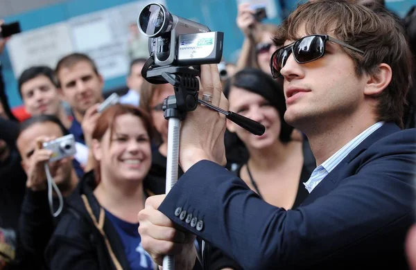 Ashton Kutcher at the press conference for Entertainment Industry Foundation I PARTICIPATE Kick Off Promotes Volunteerism, Times Square, New York, NY September 10, 2009. Photo By: Kristin Callahan/Everett Collection