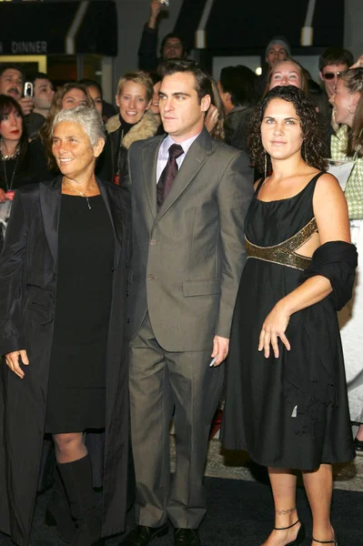 Joaquin Phoenix Mother Arlyn Sister Liberty Phoenix Arrivals Walk Line — Stock Photo, Image