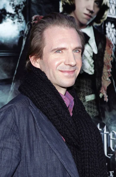 Ralph Fiennes Agli Arrivi Harry Potter Goblet Fire Premiere Ziegfeld — Foto Stock