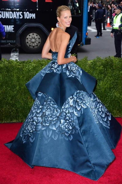 Karolina Kurkova 'Charles James için gelenler: Moda Ötesinde' Açılış Gecesi Metropolitan Sanat Yıllık Gala - Bölüm 3, Anna Wintour Kostüm Merkezi, New York, Ny Mayıs 5, 2014. Fotoğraf: Gregorio T. Binuya / Everett Koleksiyonu