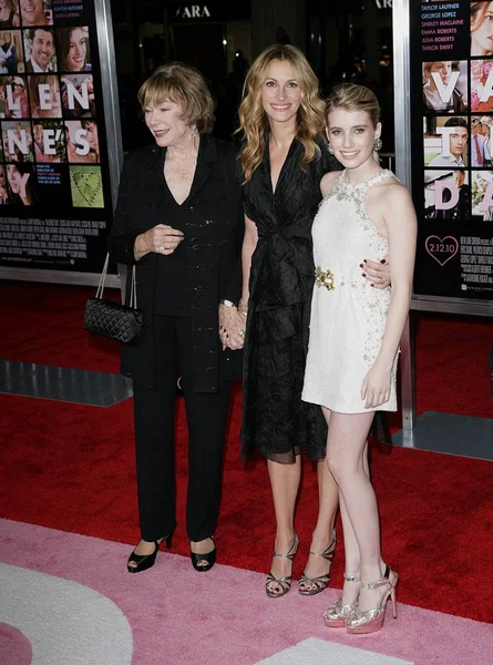 Shirley Maclaine Julia Roberts Emma Roberts Arrivals Valentine Day Premiere — Stock Photo, Image