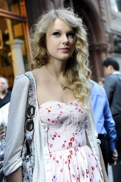 Taylor Swift Deixa Olde Good Things Fora Sobre Para Celebrity — Fotografia de Stock