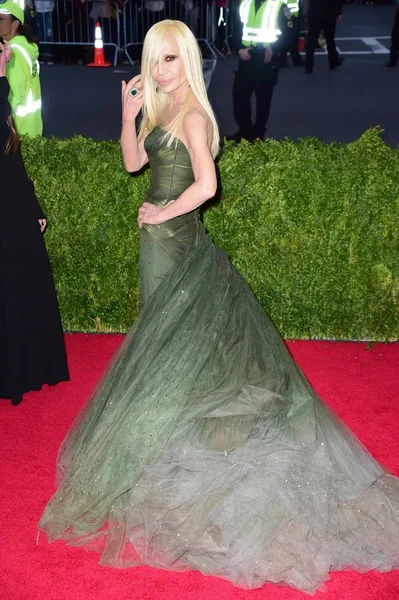 Donatella Versace Beérkezések Charles James Divat Megnyitó Éjszaka Metropolitan Museum — Stock Fotó