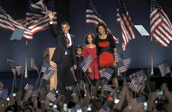 米大統領エレクトバラク オバマ上院議員 娘のサーシャ オバマ 娘のマリア オバマ ミシェル オバマ氏 ナルシソロドリゲスのドレスを着て バラク — ストック写真