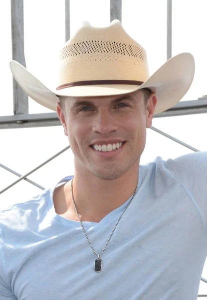 Dustin Lynch Apariție Publică Pentru Dustin Lynch Vizitează Empire State — Fotografie, imagine de stoc