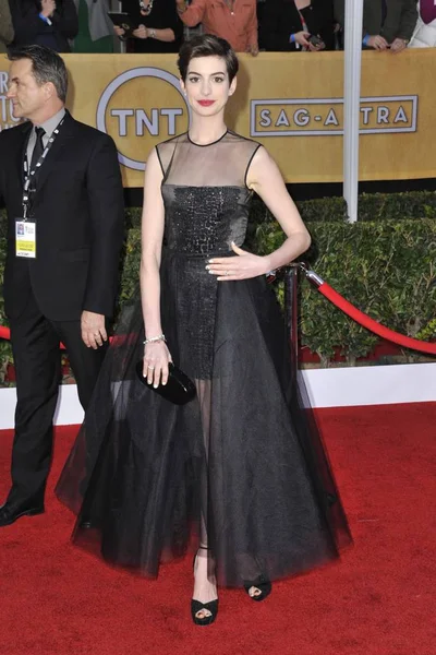 Anne Hathaway Wearing Giambattista Valli Dress Arrivals 19Th Annual Screen — Stock Photo, Image